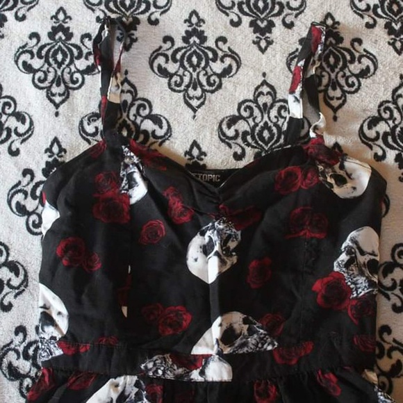 Hot Topic skulls & roses dress 🥀💀🖤 - Picture 2 of 4